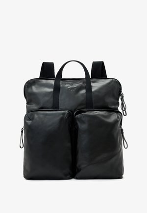 Mochila de cuero negro con dos bolsillos frontales con cremallera, asas superiores duales y correas ajustables. Textura suave con un detalle de logo sutil en la parte frontal.