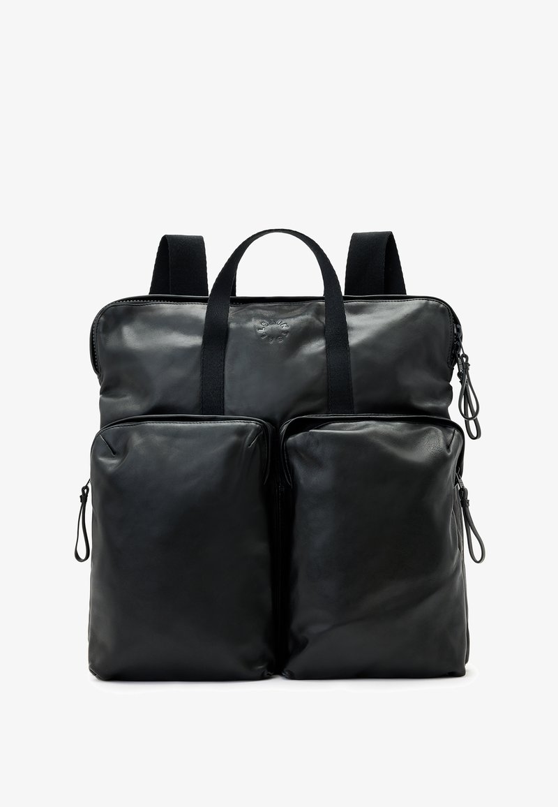 Svart läderryggsäck med två framfickor med dragkedja, dubbla topphandtag och justerbara remmar. Slät textur med subtil logotypdetalj på framsidan.