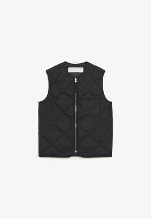 Schwarze gepolsterte Weste mit Wellenmuster, Reißverschluss auf der Vorderseite und kleiner Brusttasche. Ärmelloses Design mit rundem Halsausschnitt und glatter Textur.