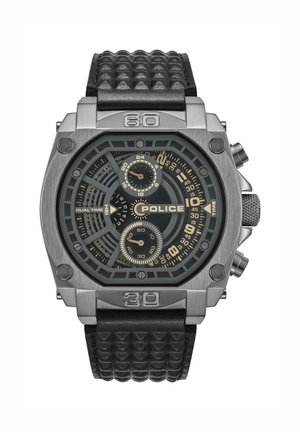 Orologio da polso analogico con cassa metallica color argento, cinturino in pelle nera strutturata, doppio fuso orario e tre quadranti secondari su un quadrante scuro.