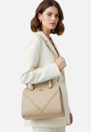 Borsa beige con forma strutturata, motivo trapuntato testurizzato, dettagli in metallo dorato e borchie decorative lungo la cucitura diagonale.
