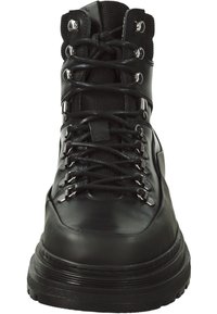 Schwarze Wanderschuhe mit einer glatten Lederoberfläche, Netzpaneelen, Metallösen und einer dicken Gummisohle für zusätzlichen Halt. Mit Schnürdesign.