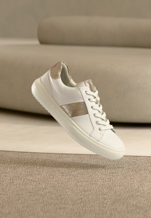 Witte sneaker met beige accenten, voorzien van een bovenwerk van glad leer, een ronde neus, vetersluiting aan de voorkant en een gestructureerde rubberen zool.