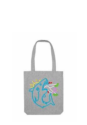 Borsa a tracolla grigia in tessuto con un design di squalo ricamato blu e dettagli colorati, tra cui motivi di bevande e sole.