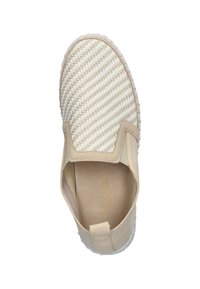 Beige instap schoenen met een geweven textiele bovenwerk, elastische zijinvoegen en een witte rubberen zool. Glad binnenvoering, minimalistisch ontwerp.