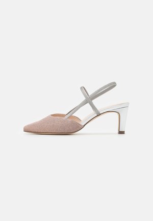Czółenka na obcasie typu slingback z wąskim noskiem, teksturowaną różową przednią częścią, srebrnymi paskami skrzyżowanymi na krzyż i białym, średniej wysokości klockowym obcasem na białym tle.