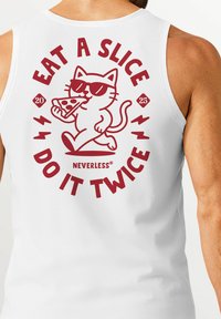 Weißes Tanktop mit einem Cartoon-Katze, die eine Sonnenbrille trägt und ein Stück Pizza hält, mit rotem Text "ESS EIN STÜCK, MACH ES ZWEI MAL."