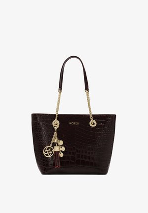 Bordo krokodillimustriga käekott kahekordsete käepidemete, kuldse viimistluse ja mitme aksessuaari sisaldava dekoratiivse võluga.