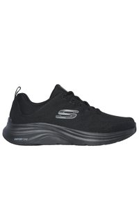 Scarpa sportiva nera con tomaia in rete, design con lacci e suola ammortizzata in VaporFoam. Dettaglio logo sottile sul lato.