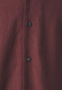 Abercrombie & Fitch SOLIDS FALL UPDATE - Button down-skjorte - bordeaux