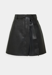 Svart imitationläder A-linje kjol med frampartier och sidofickor på en neutral ljus bakgrund.