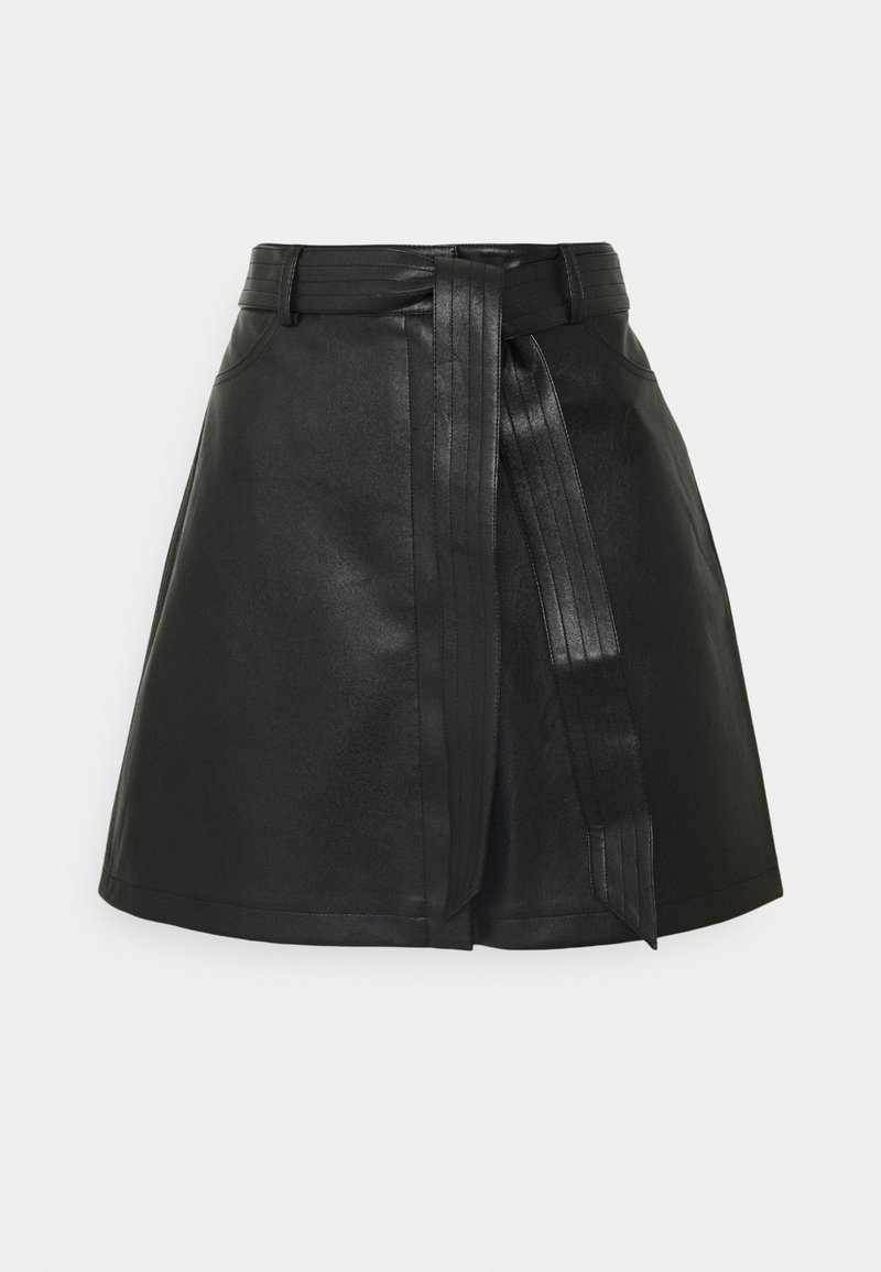 Svart imitationläder A-linje kjol med frampartier och sidofickor på en neutral ljus bakgrund.