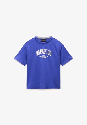 Zils kokvilnas T-krekls ar apaļu kakla izgriezumu un īsām piedurknēm. Priekšējais dizains ietver baltu "NAPAPIJRI" tekstu kopā ar globusu un gadu "1987".