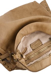 Bruine leren tas met een gestructureerde buitenkant, een ritsvak aan de binnenkant en een zachte stofvoering. Voorzien van messing studs en een label aan de binnenzijde.