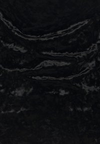 Svart sammetsduk med en mjuk textur, som har en subtil glans och en något rynkig yta. Lämplig för olika möbelklädselsprojekt.