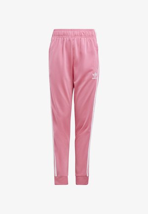 Røde Adidas træningsbukser med elastisk linning, hvide sidelængder, manchetter ved anklerne og hvidt Adidas-logo på venstre lår.