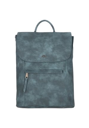 Zaino in ecopelle verde acqua con chiusura a patta, tasca frontale con zip e manico superiore. Texture liscia con un motivo sottile. Accenti hardware minimi.