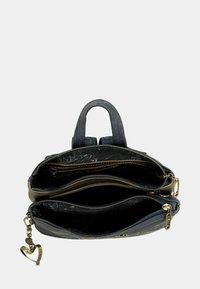 Sac à main en cuir noir avec deux poignées supérieures, des compartiments zippés et des accessoires en métal doré. Il dispose d'une doublure intérieure imprimée et d'un charm en forme de cœur.