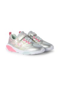 Silberne Sportschuhe mit Mesh-Details, pinken Akzenten und einem Klettverschluss. Sie verfügen über eine strukturierte, leichte Sohle mit bunten Highlights.