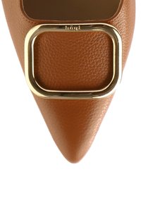 Brązowy skórzany but na szpilce z ostrym noskiem, ozdobiony złotym kwadratowym zapięciem na vampie i gładką teksturą, prezentujący elegancki design.
