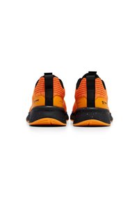 Oranje sportieve schoenen met een gestructureerd mesh bovenwerk, zwarte accenten en een gemarmerde zwarte zool. Voorzien van een trekhaak aan de hiel voor gemakkelijk aantrekken.