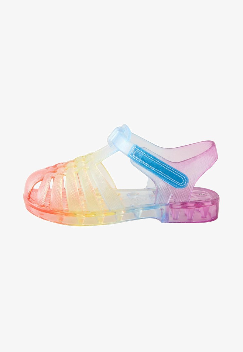 Sandale en plastique translucide pour enfant avec un dégradé arc-en-ciel du rose au jaune au bleu, dotée d'une bride bleue réglable et d'un design à bout ouvert.