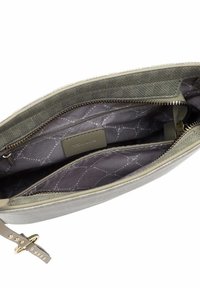 Interno della borsa grigia texture con hardware dorato. Presenta due scomparti e un'etichetta con il logo, foderata con un tessuto grigio scuro a fantasia.