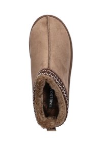 Bruine suède enkelboot met bontvoering en decoratieve stiksels langs de rand. Ronde neus en flexibele zool. Maatlabel zichtbaar binnenin.
