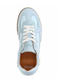 Lichtblauwe suède sneaker met witte veters, afgeronde vorm en leren interieur. Beschikt over een bruine rubberen zool en subtiele stikdetails.