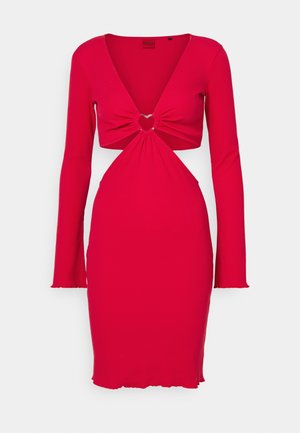 Rød ribbet langærmet kjole med dyb V-udskæring, hjerteformet udskæring og tætsiddende silhuet med en frynset kant.