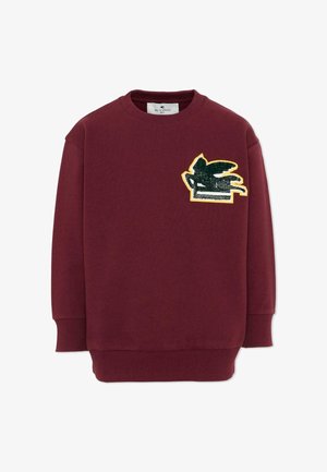 Sudadera burdeos con cuello redondo, puños y dobladillo acanalados, con un parche de caballo alado negro y amarillo en el pecho izquierdo.