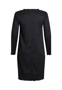 Robe noire à manches longues, en tissu texturé avec de petits pois blancs. Le dos présente un col rond et des poignets en dentelle.