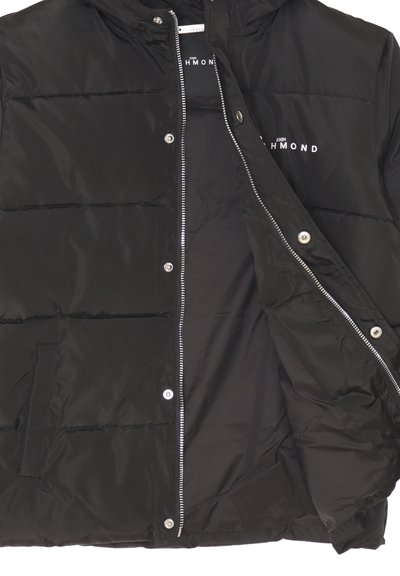 Giubbotto imbottito nero con zip frontale e chiusura a pressione. Presenta sezioni trapuntate, tasche doppie e un'etichetta con logo all'interno.
