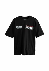 Czarny bawełniany t-shirt z logo "Stranger Things" oraz grafiką stacji radiowej w białym i czerwonym kolorze. Krótkie rękawy i okrągły dekolt.