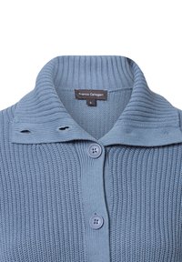 Lichtblauwe gebreide cardigan met een geribde textuur, voorzien van een kraag en twee knopen. Merkenlabel "Franco Callegari" zichtbaar aan de binnenkant.
