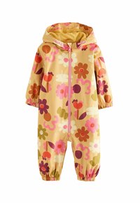 Vattentålig gul jumpsuit med rosa, röd och grön blommönster. Har en huva, dragkedja och elastiska ärmslut för en snug passform.