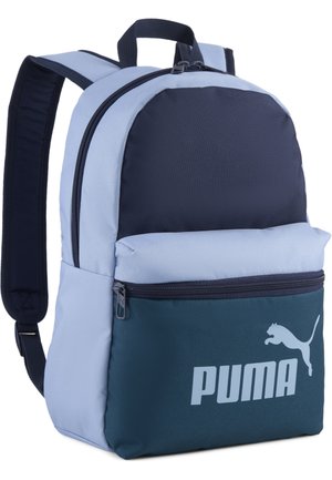 Zaino Puma blu e navy con spallacci imbottiti, tasca frontale con zip, maniglia superiore e logo Puma sulla tasca anteriore inferiore.