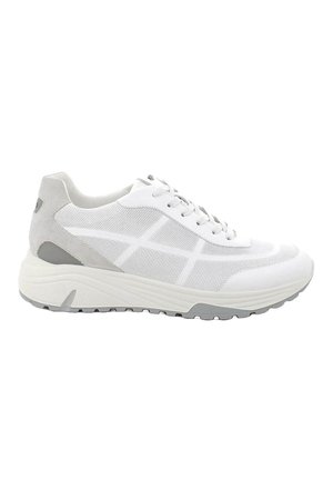 Scarpa da ginnastica atletica bianca e grigio chiaro con pannelli in mesh, chiusura con lacci, colletto imbottito e suola spessa e strutturata per trazione e supporto.