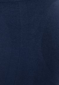 Tissu bleu foncé avec un motif tricoté texturé montrant plusieurs sections côtelées et tissées créant un design géométrique subtil.