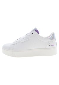 Sneakers bianchi in pelle con design flat, dettagli viola sulla linguetta e sul tallone, suola in gomma testurizzata e logo impresso sul lato.
