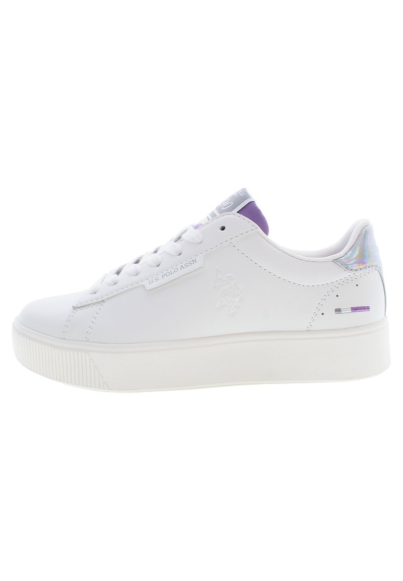 Sneakers bianchi in pelle con design flat, dettagli viola sulla linguetta e sul tallone, suola in gomma testurizzata e logo impresso sul lato.