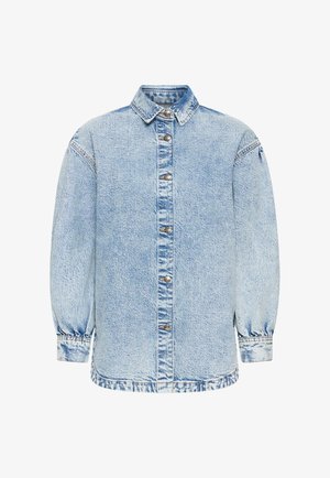 Veste en denim bleu clair avec un bouton sur le devant, col classique et manches longues légèrement bouffantes. Tissu texturé avec des détails de couture visibles.