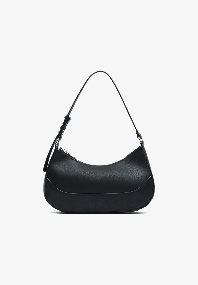 Sac à main en cuir noir avec une silhouette courbée, une bandoulière réglable et une fermeture éclair. Texture lisse avec des accents contrastés subtils.