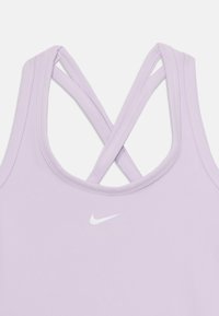Fioletowy sportowy top na ramiączkach z krzyżowanymi plecami. Na przodzie biały logo Nike. Gładki, elastyczny materiał.