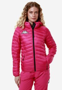 Giacca isolante rosa con cappuccio, caratterizzata da un design trapuntato, zip nera e logo sul lato sinistro del petto. Texture liscia e stile aderente.