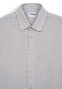 Helle graue Button-Up-Shirts aus strukturiertem Stoff, entspannte Passform, kurzer Kragen und sechs Knöpfe vorne. Markenlabel sichtbar im Kragen.