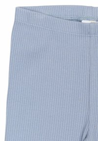 Leggings a coste blu chiaro con una vita elasticizzata. Il tessuto appare morbido e con una texture liscia, caratterizzato da sottili righe verticali su tutta la superficie.