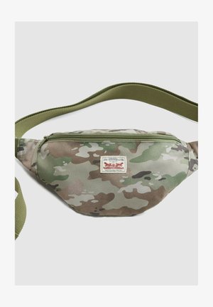 Levi's Bauchtasche mit Camouflage-Muster, grün verstellbarem Riemen und Reißverschluss, flach auf hellem Hintergrund liegend.