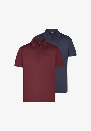 Dwie koszulki polo z krótkim rękawem zapinane na zamek, jedna bordowa z przodu, druga ciemnogranatowa z tyłu, obie z kołnierzykami i kieszeniami na piersi.