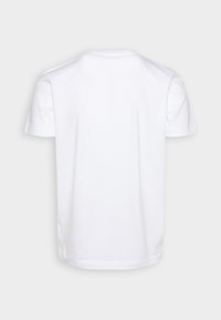 T-shirt blanc à manches courtes en coton, avec un col rond et un design simple sans logos ni motifs visibles au dos.